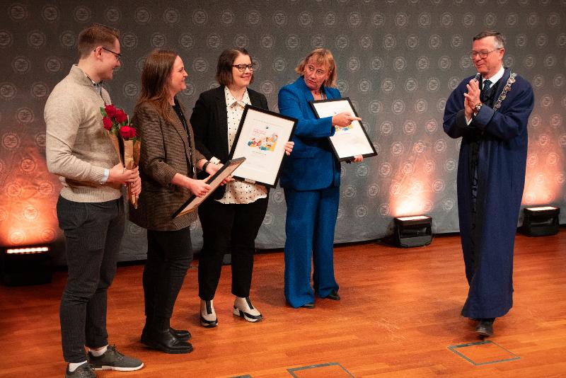 Team Studentrekrutering-05934.jpg Fire personer i en prisoverrekelse.